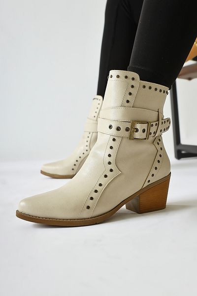 Limoya Torin Beige Staple Λεπτομερείς γυναικείες μπότες Western με ζώνη με μυτερή μύτη, γυναικείο μποτάκι