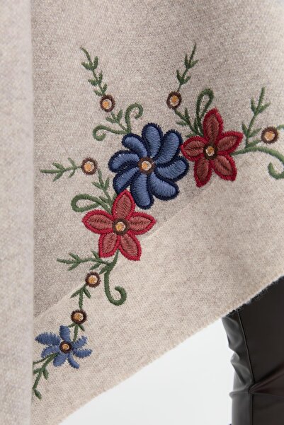 Desen Triko V.Beige Women's Wool Shawl - Three Floral Embroidery