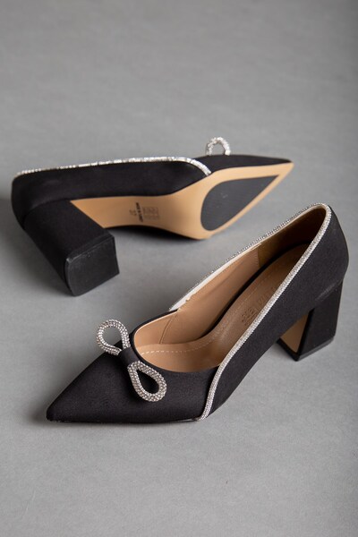 Dilimler Ayakkabı Černé dámské jehlové boty na podpatku se saténovými drahokamy