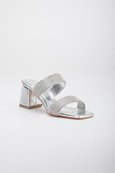 Dilimler Ayakkabı Două papuci de femei cu toc argintii cu bandă de piatră groase