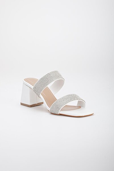 Dilimler Ayakkabı Λευκές γυναικείες παντόφλες με τακούνι με δύο χοντρές πέτρινες ταινίες