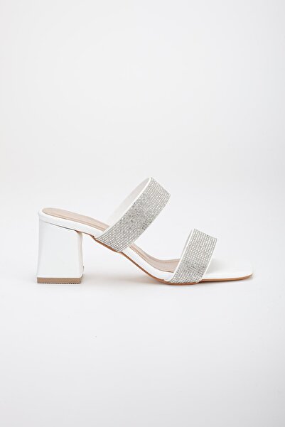 Dilimler Ayakkabı Λευκές γυναικείες παντόφλες με τακούνι με δύο χοντρές πέτρινες ταινίες