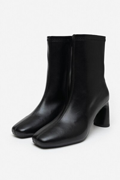 NİŞANTAŞI SHOES Enyhén fekete matt cipzáras részlet, tompa orrú női sarkú csizma