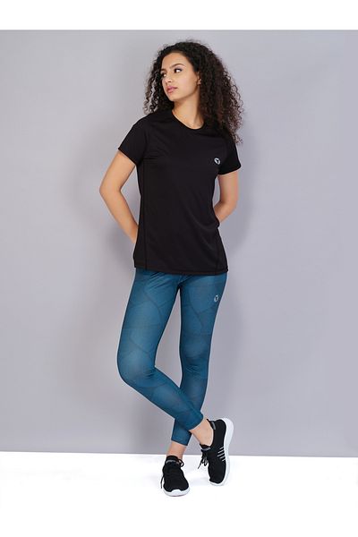 Technosport By Styli تي شيرت سادة بقصّة Slim Fit ورقبة دائرية مع لمسة من Techno Cool