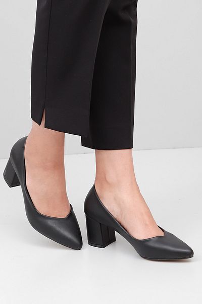 GÖNDERİ(R) Schwarze Damenschuhe mit spitzer Zehenpartie und mittelhohem Absatz