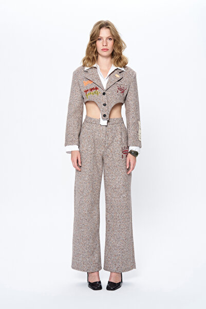 Quzu Кратко яке от туид – щамповано и закопчано с бродерия, кафяво