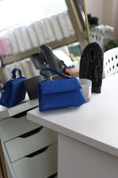 Moom Bag Γυναικείο βραδινό φόρεμα τσάντα ώμου με μπλε γκλίτερ λεπτομέρεια