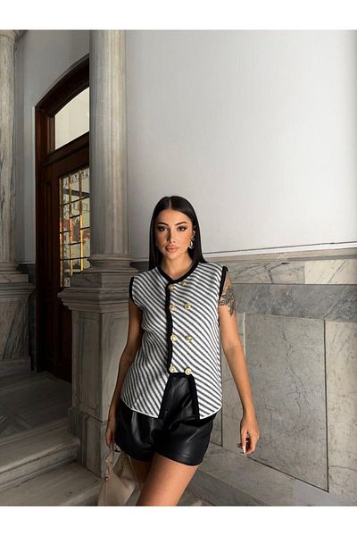 buqre's moda Striped Design Buttoned Knitwear Vest