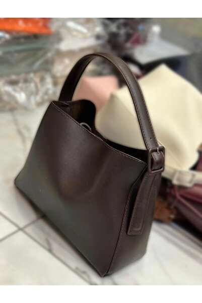 Goldies Bag حقيبة تسوق نسائية بلون القهوة المريرة - حقيبة كتف مزينة بحزام قاب...