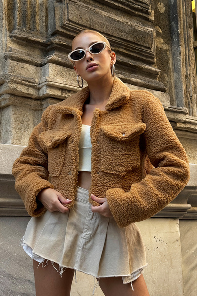 Trend Alaçatı Stili Beigefarbene Damen-Plüschjacke mit Polokragen, Doppeltaschen und Druckknopfverschluss ALC-X12951