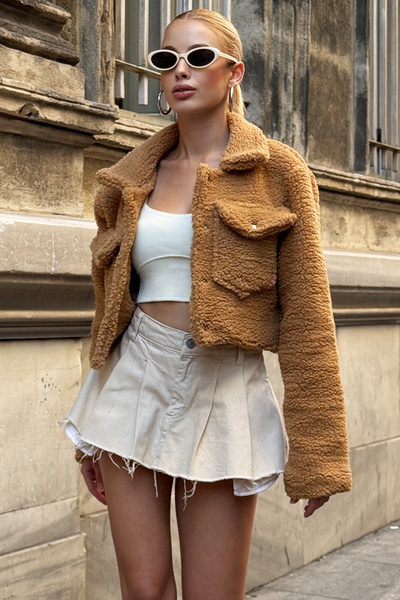 Trend Alaçatı Stili Beigefarbene Damen-Plüschjacke mit Polokragen, Doppeltaschen und Druckknopfverschluss ALC-X12951