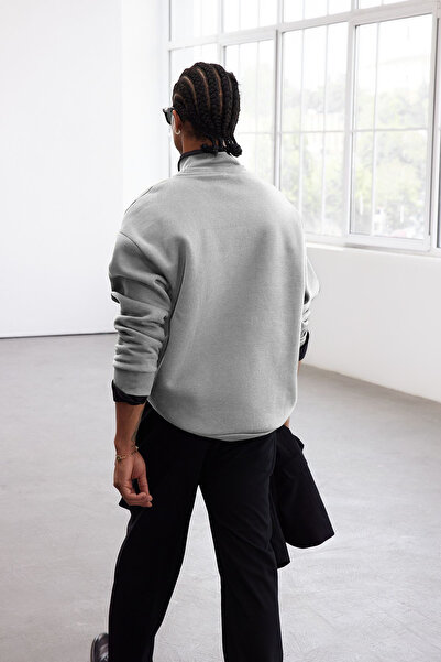 Trendyol Collection Ограничена серия сива суитшърт с етикет от полар с широка кройка TMNAW24SW00228