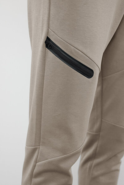 Trendyol Collection Σκούρο μπεζ ραμμένο με λεπτομερή αθλητικά παντελόνια φούτερ - κανονική εφαρμογή TMNAW25EA00024