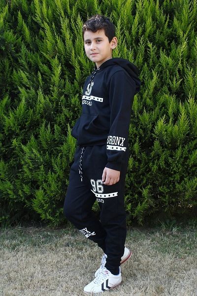 TRENDYOLKIDS طقم علوي محبوك بشعار أسود للأولاد TKDAW25AU00166