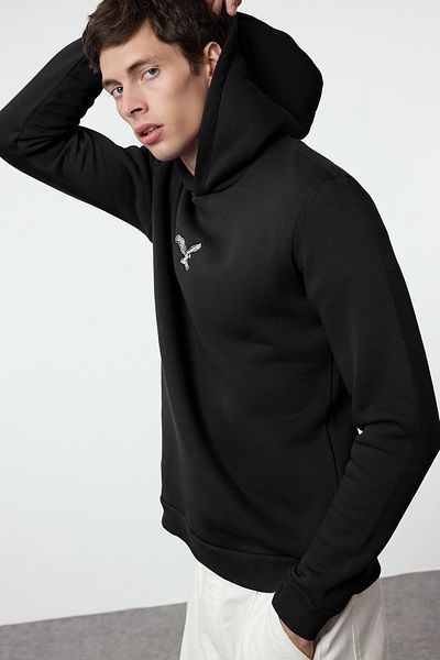 Trendyol Collection Φούτερ με κουκούλα σε μαύρο κανονικό/κανονικό κόψιμο με κέντημα ζώων με φλις εσωτερικά TMNAW25SW00094