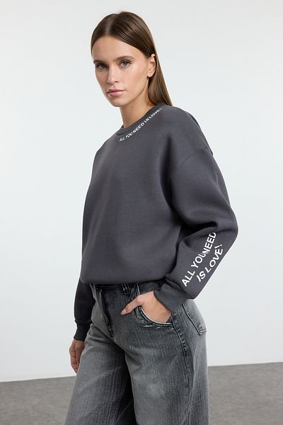 Trendyol Collection Imprimat cu slogan antracit - Hanorac tricotat cu lână groasă TWOAW25SW00177