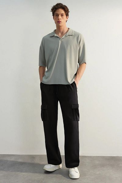 Trendyol Collection Μαύρο αθλητικό παντελόνι με φαρδύ πόδι και τσέπη Cargo - Tmnaw25Ea00021