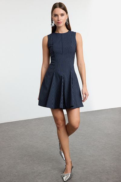 Trendyol Collection Sötétkék csíkos szoknya, derékig nyúló, legény nyakú mini poliviskóz szőtt ruha TWOAW25EL00244