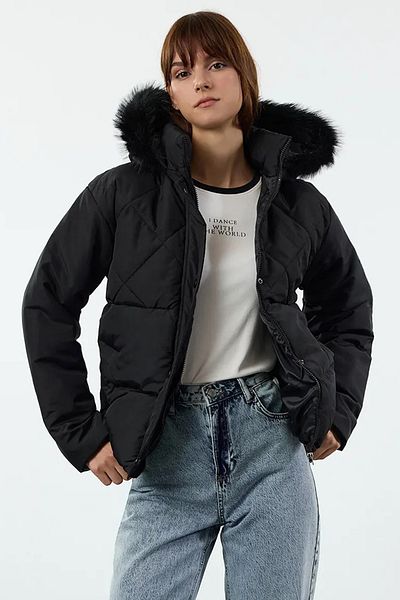 Trendyol Collection Czarna kurtka puchowa z detalami z futra - z kapturem, regularny krój Twoaw25Mo00245