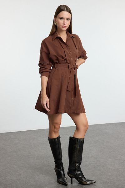Trendyol Collection Braunes Mini-Hemdkleid mit Rock und Taillenöffnung TWOAW25EL00154