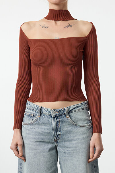 Edit by Trendyol Pulover de tricotaj cu guler maro TEDAW25KZ00036