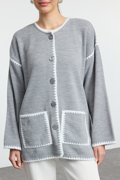 Trendyol Collection Široký střih - Měkká textura šedý pletený svetr s detailem vousů - Twoaw25Hi00006