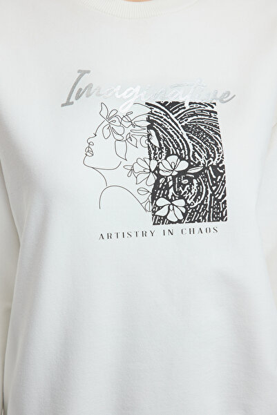 Kolekcia Trendyol Pletená mikina s fóliovou potlačou z hrubého flísu vo vnútri Ecru - Oversize Twoaw25Sw00278