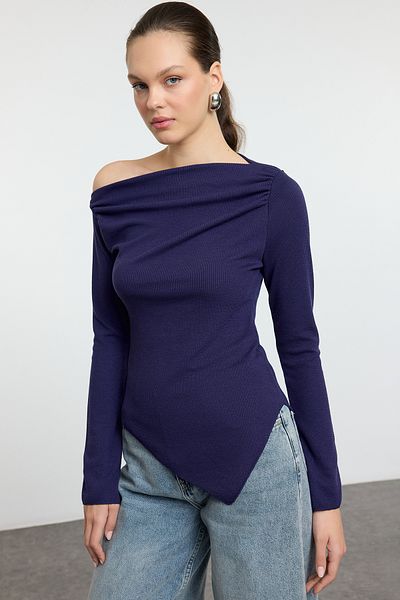 Trendyol Collection Asymmetrische, drapierte Strickbluse mit U-Boot-Ausschnitt – Marineblau TWOAW24BZ00393