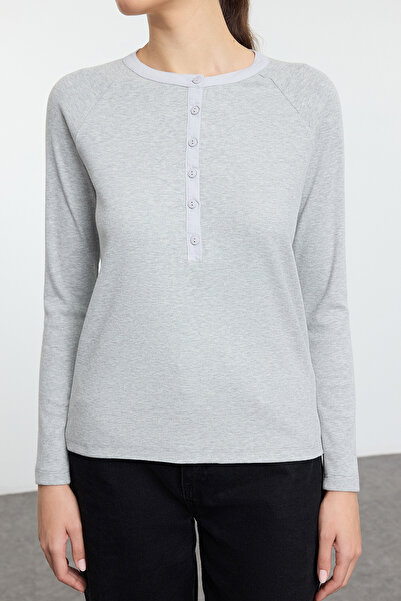 Trendyol Collection Pružná pletená halenka s šedým melanžem a šňůrkou – pravidelný střih, zapínání – Twoaw25Bz00033