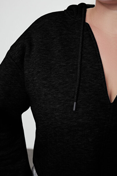Trendyol Curve Plus Size Black Fleece Crop Sweatshirt - Deep V Neck Tbbaw25Ao00006