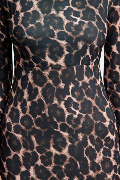 Trendyol Collection Flexibilní maxi šaty s leopardím potiskem – hnědé, potrhané, vypasované Twoaw24El00613