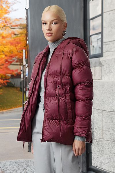 Trendyol Collection Wasserabweisende, weinrote Pufferjacke – mit Kapuze und Kordelzug an der Taille, reguläre Passform TWOAW25MO00164