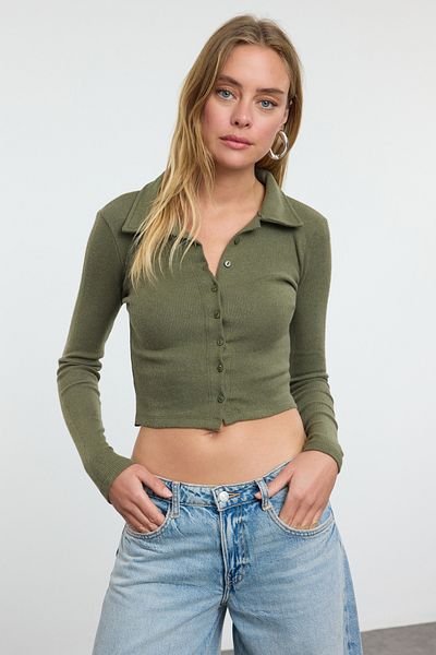 Trendyol Collection Πλεκτή μπλούζα με ελαστική ριμπ χακί πόλο λαιμόκοψη - Λεπτομέρεια με κουμπιά, Crop - TWOAW22BZ0522