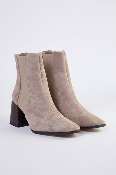 TRENDYOL SHOES Nerzfarbene Stiefel mit dickem Blockabsatz TAKAW25BO00057