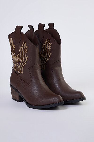 TRENDYOL SHOES Tmavě hnědé vyšívané kovbojské boty na podpatku pro ženy TAKAW25BO00058