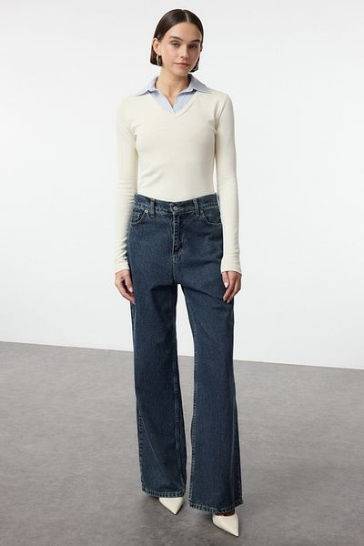 Trendyol Collection Ecrufarbene Strickbluse mit Hemdkragen – gewebte Details, reguläre Passform TWOAW25BZ00035