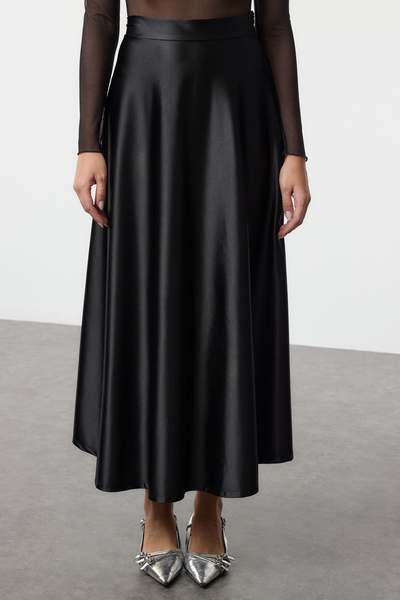 Trendyol Collection Fusta neagră tricotată din satin maxi în formă de linie/clopot TWOAW25ET00111