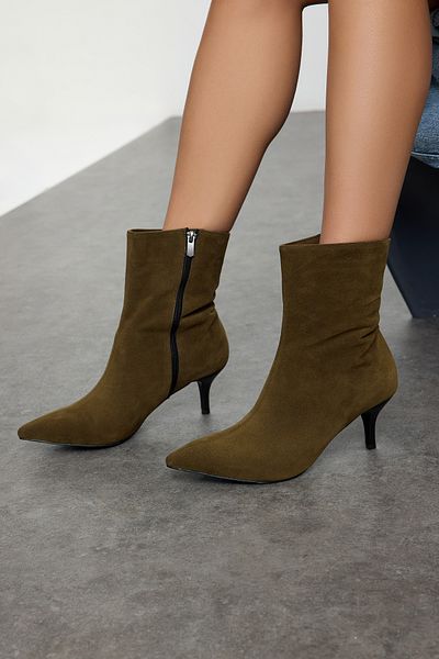 TRENDYOL SHOES Khakifarbene Wildleder-Damenstiefel mit spitzer Zehenpartie und dünnem Absatz TAKAW25BO00064