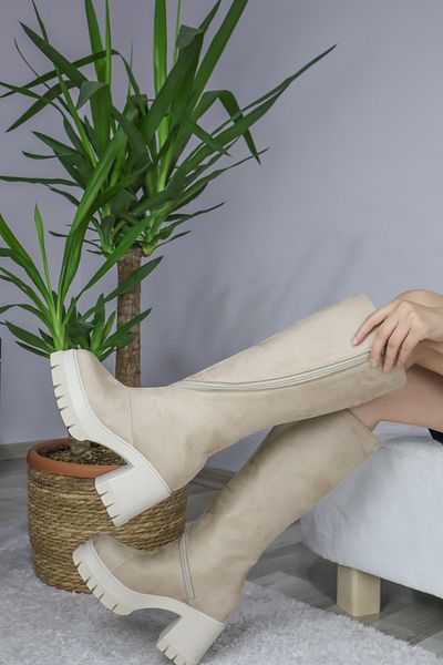asmi shoes Γυναικείες μπότες μπεζ σουέντ με περιστρεφόμενο φερμουάρ κάτω από το γόνατο 8 εκατοστών με τακούνι