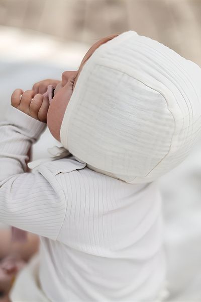 Wenaris قبعة أطفال من القطن العضوي ذات 4 طبقات باللون الأبيض