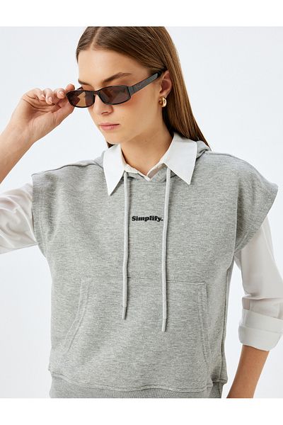 Koton Ärmelloses Kapuzenpullover mit Druckdetail, bequeme Passform