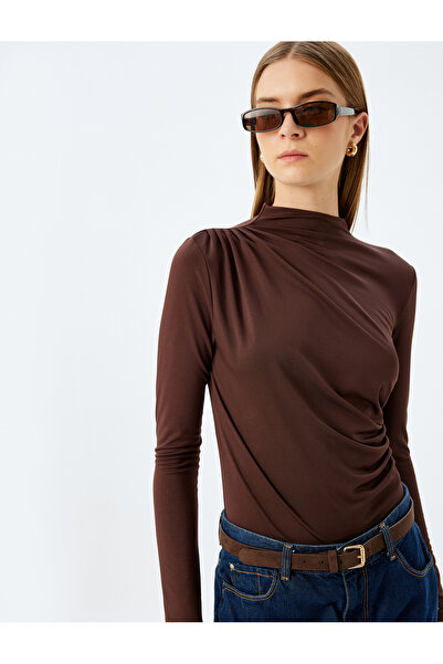 Koton بلوزة ذات رقبة عالية وأكمام طويلة وقصة ضيقة