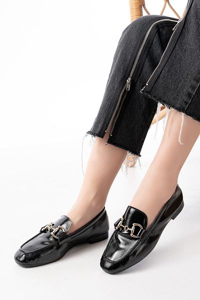 Aymood 303 Balerini de zi cu zi pentru femei din piele lacuita neagra cu accesorii cu catarama