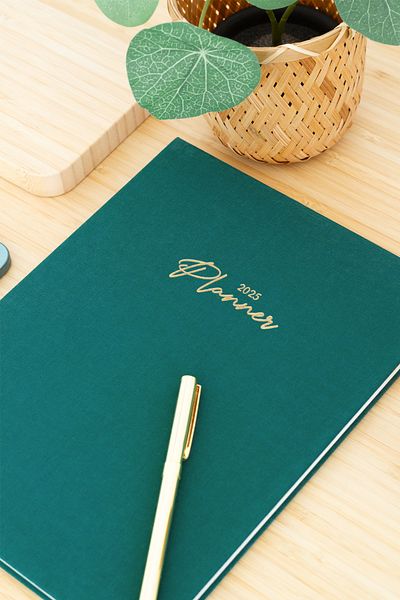 Matt Notebook 2025 سنة - 20x27 سم كتان، جدول أعمال مخطط، أخضر داكن أسبوعيًا