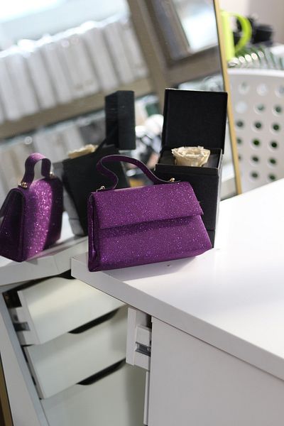 Moom Bag حقيبة كتف نسائية باللون الأرجواني اللامع مع تفاصيل مقبض
