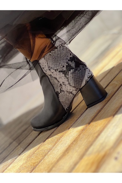 irmona حذاء بيري بكعب دائري من الجلد باللون الأسود - حذاء بوتي بتفاصيل جلد ال...