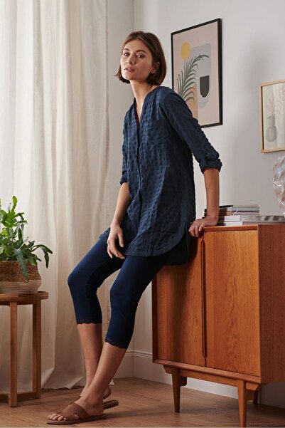 Tchibo بلوزة نسائية بأكمام طويلة ومزخرفة باللون الأزرق الداكن