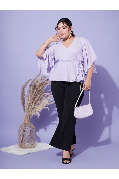 Sassafras By Styli بلوزة ملفوفة سادة بأكمام جرس