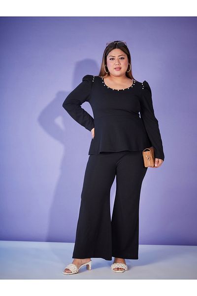 Sassafras By Styli تنسيق بلوزة ببلوم مزخرفة مع بنطلون واسع من الأسفل
