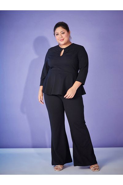 Sassafras By Styli تنسيق بلوزة ببلوم بفتحة رقبة على شكل مفتاح وبنطلون من أسفل الجرس